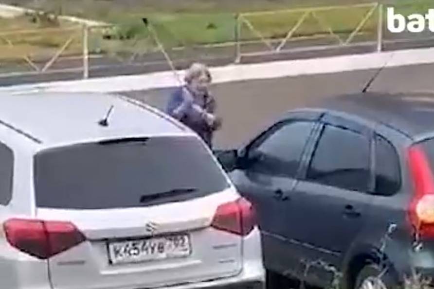 88-летняя россиянка с криками побила тростью восемь машин и попала на видео