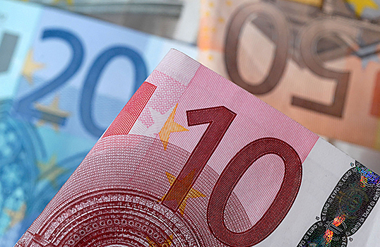 Politico: Еврокомиссия ждет дохода в 2,6% от инвестирования замороженных активов Банка России