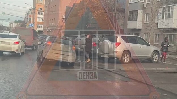 «Пенза тает»: автомобили проваливаются в ямы на дорогах