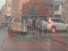 «Пенза тает»: автомобили проваливаются в ямы на дорогах