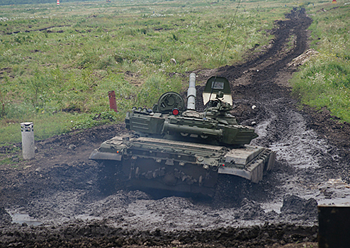 Танкисты российской военной базы в Южной Осетии на итоговой проверке продемонстрируют ведение огня способом «огневая карусель»