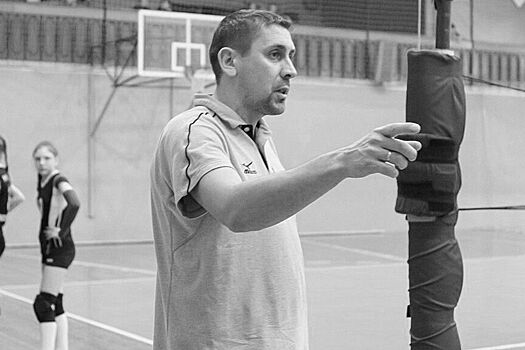 Карполь тренер волейбол. Карполь тренер волейбол. Тренер уралочки по волейболу. Тренер уралочки карполь. Тренер волейбольной уралочки.