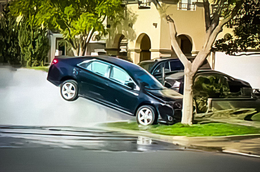 Toyota Camry сбила пожарный гидрант и зависла в воздухе на струе воды