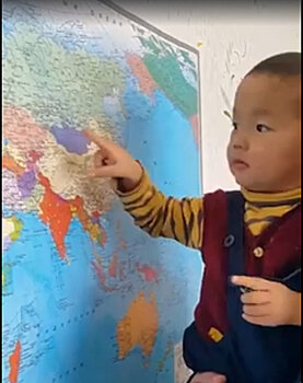 Двухлетний мальчик поражает знаниями географии – видео маленького гения