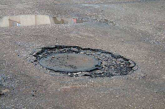 Жители российского города самостоятельно отремонтировали разбитую дорогу у дома