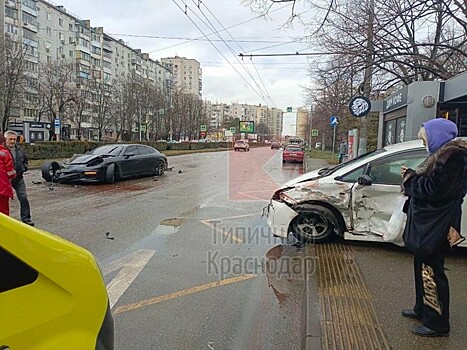 Иномарку во время ДТП отбросило на остановку в Краснодаре