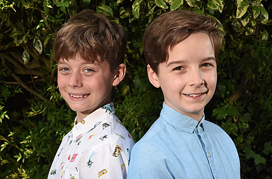 Два брата с роскошными волосами удивили Сеть, впервые подстригшись в 11 и 12 лет