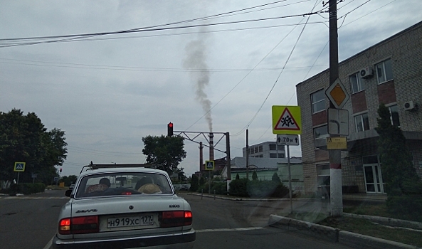 Жирная сажа снова засыпала улицы города в Воронежской области