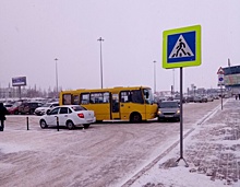 «На ровном месте»: в Тольятти на парковке возле «Парк Хауса» столкнулись легковушка и автобус