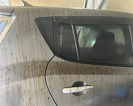 «Ничего, помоете»: в Приморье автомобили оказываются под слоем гудрона