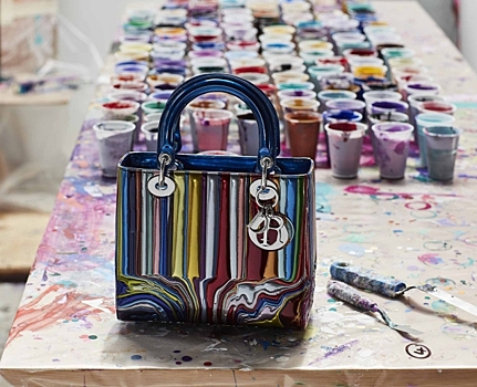 Уличные художники раскрасили культовую сумку Lady Dior