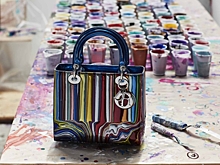 Уличные художники раскрасили культовую сумку Lady Dior