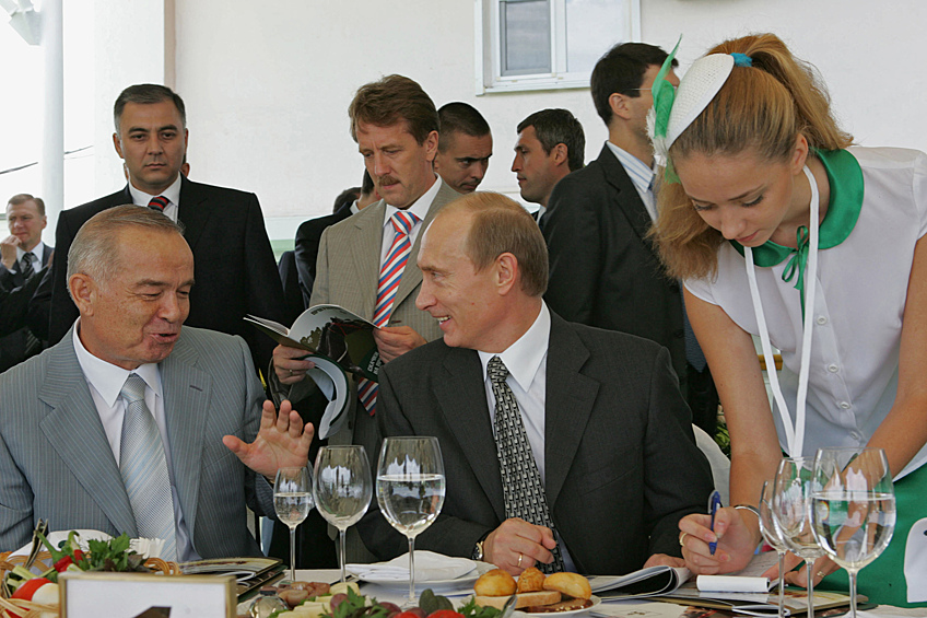 Президенты Узбекистана и России Ислам Каримов и Владимир Путин (слева направо на первом плане) на Ростовском ипподроме перед началом скачек на Кубок президента России, 2007