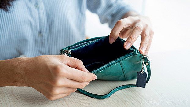 Проверка сумок на входе: как не стать жертвой произвола охранников