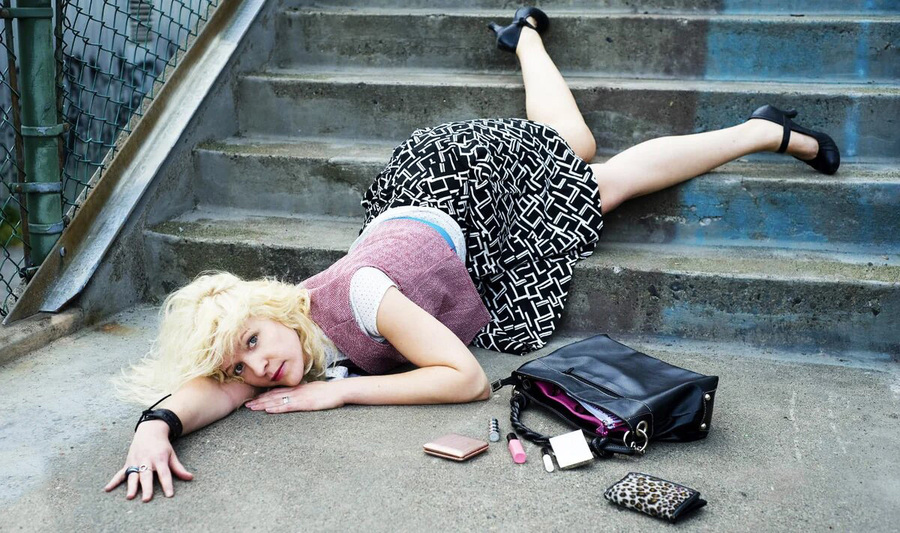 Пьяные спящие девушки фото. Женщина падает. Девушка валяется на улице.