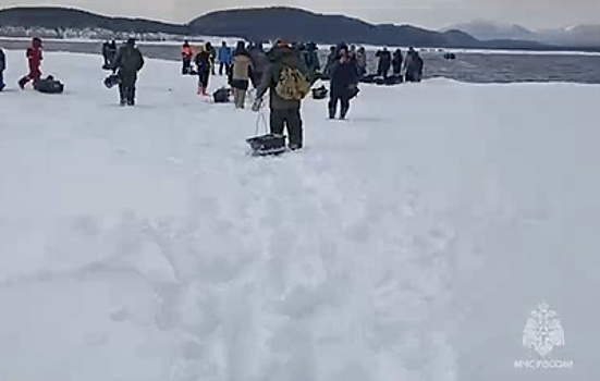 Спасатели эвакуировали всех рыбаков со льдины в Охотском море