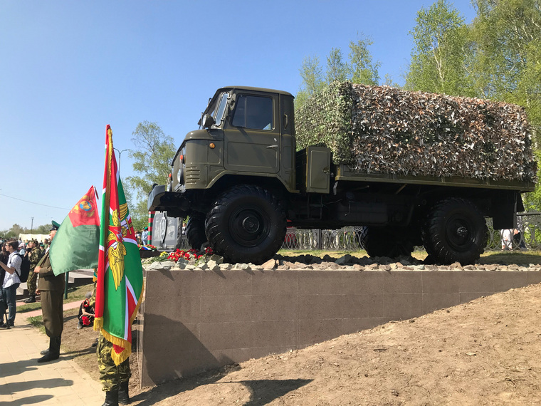 В Сургуте в День пограничника установили на постамент ГАЗ-66