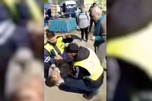 Гаишник в куртке Adidas скрутил пенсионера за переход в неположенном месте