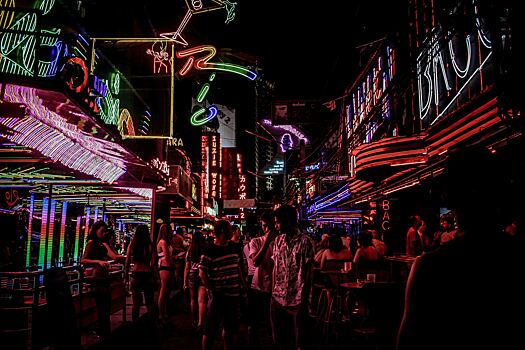 Премьер-министр Таиланда разрешил туристам пить в барах до 4 утра