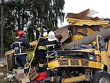 В Ровно микроавтобус врезался в электроопору: один погиб, трое ранены - Нацполиция