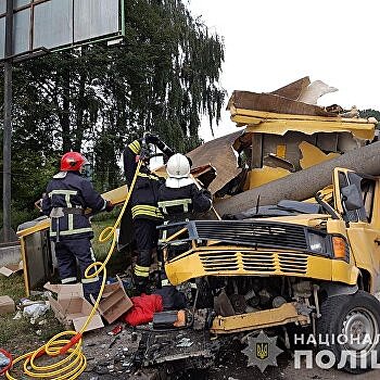 В Ровно микроавтобус врезался в электроопору: один погиб, трое ранены - Нацполиция