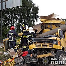 В Ровно микроавтобус врезался в электроопору: один погиб, трое ранены - Нацполиция