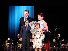 Евгений Куйвашев на торжественном собрании поздравил уральских медиков с профессиональным праздником