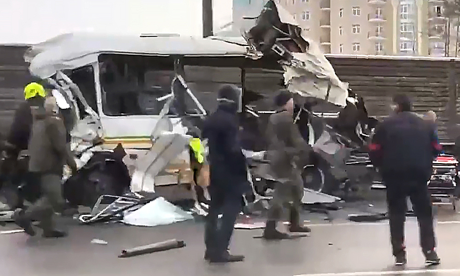 На Новорижском шоссе произошла авария с участием грузовика и колонны военных автобусов, погибли люди.