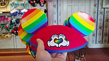 Disney выпускает коллекцию “радужных” Микки для детей в поддержку “гей-парадов”