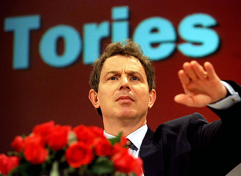 Позже Блэр преподавал право в Оксфорде, начал общаться с одним из лидеров Лейбористской партии Джоном Смитом и под его влиянием пошел в политику. В 1983-м Блэр занял только что созданное место в парламенте, включился в партийную борьбу и начал писать собственную колонку для The Times. В 1992 году Блэра избрали в исполнительный комитет партии.