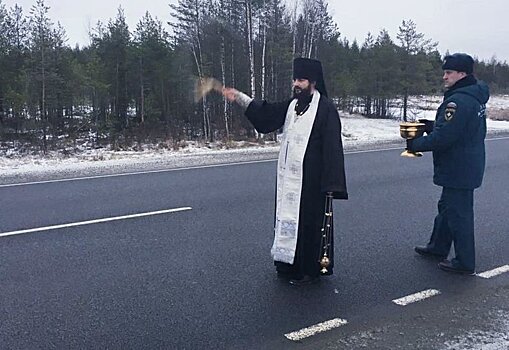 На опасные участки трассы «Кола» в Карелии направили священника