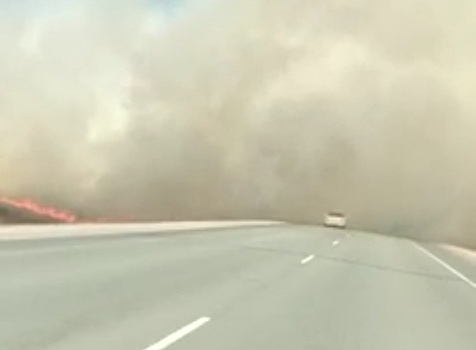 Трассу под Новосибирском затянуло дымом от горящих полей