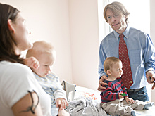 Что делать, если после родов жена забросила мужа: советы семье, в которой папа стал «ненужным звеном»