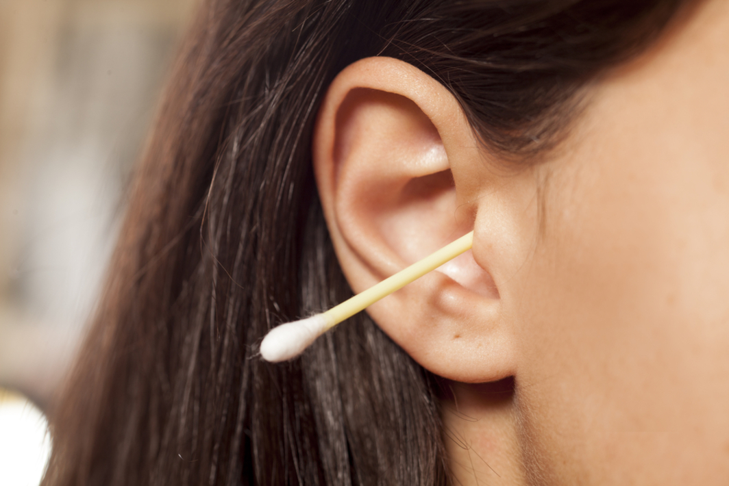 травма уха ватной палочкой. можно ли ватной палочкой повредить барабанную. серная пробка отоскопия. серная пробка ушная палочка. можно ли ватной палочкой повредить барабанную.