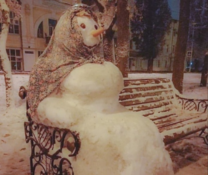 Снежная баба поселилась на аллее в Ставрополе