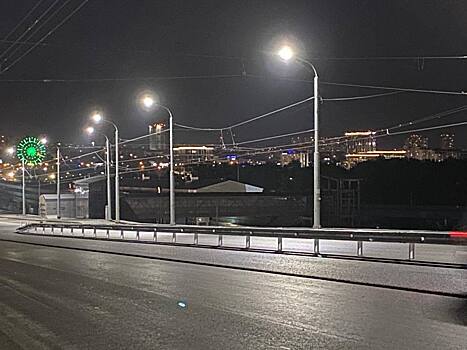 В Новосибирске образовались пробки на Октябрьском мосту из-за ремонта