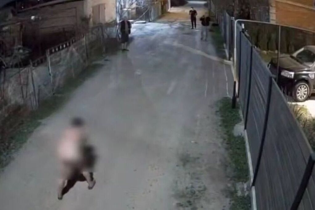 Голый пьяный мужчина с тяпкой в руках устроил переполох в российском регионе