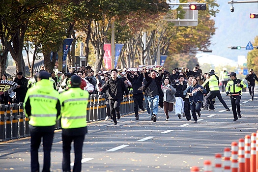 Противники Трампа на АТЭС прорвали ограждение и почти добрались до президента