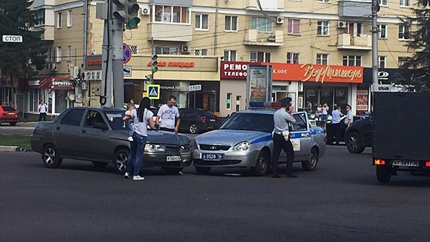 Машина ГИБДД попала в аварию в центре Воронежа
