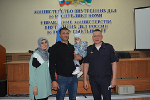 В Коми полицейские и общественники поздравили иностранных граждан с принятием присяги гражданина Российской Федерации