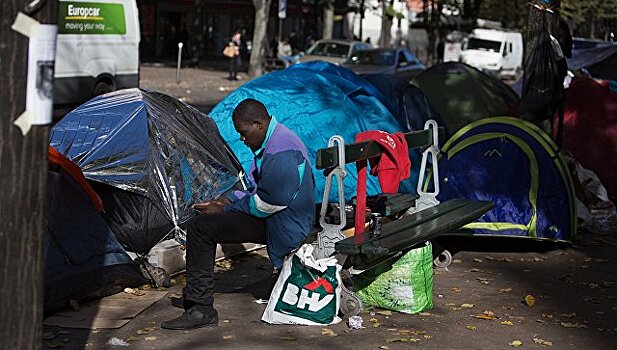 Крупнейший лагерь мигрантов в Париже эвакуируют