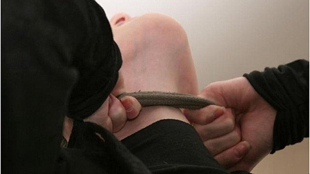 Накинули на шею ремень: в Кировской области на таксиста напали пассажиры