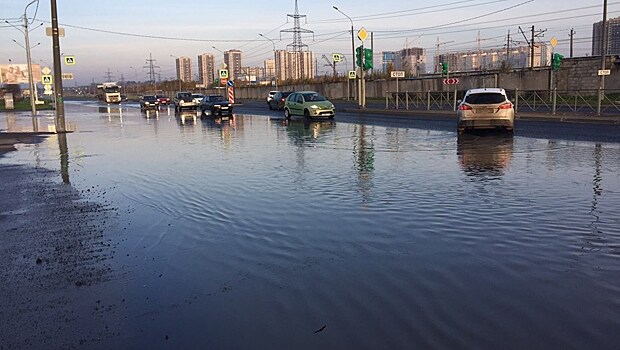 Магистральная труба с холодной водой повреждена на севере Петербурга