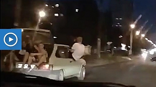 Полиция попросила откликнуться очевидцев катания воронежцев на капоте и в багажнике «ВАЗа»