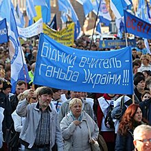 Профсоюзы маршируют по Крещатику и протестуют под зданием Кабмина