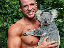 Австралийские пожарные разделись и сфотографировались с коалами для календаря
