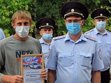 Тюменскому автомобилисту в ГИБДД вручили благодарность за задержание пьяного водителя, сбившего детей