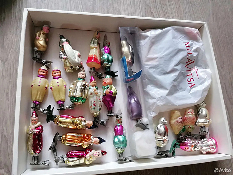 За весь набор редких новогодних украшений продавец просит 45.000 рублей