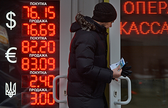 Доллар начал неделю с нового антирекорда