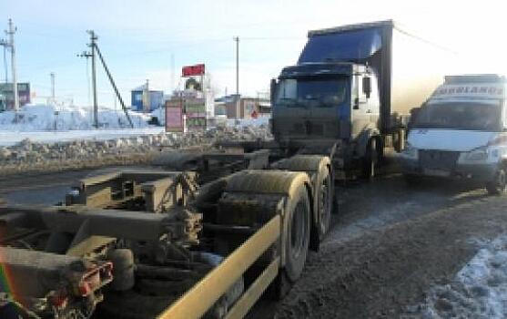В Курской области произошло столкновение грузовиков и сбит подросток
